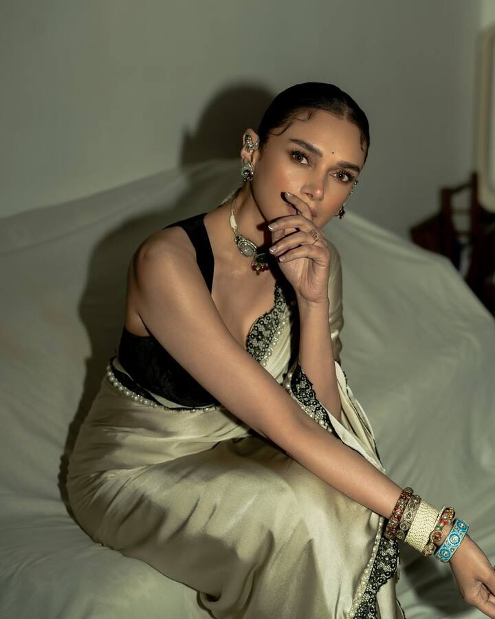 Talking about accessories, Aditi Rao Hydari has carried a statement choker and earrings. Along with this, she has also worn contrasting bangles which is complementing her outfit. Now once again Aditi Rao Hydari caught everyone's attention with her stylish avatar.