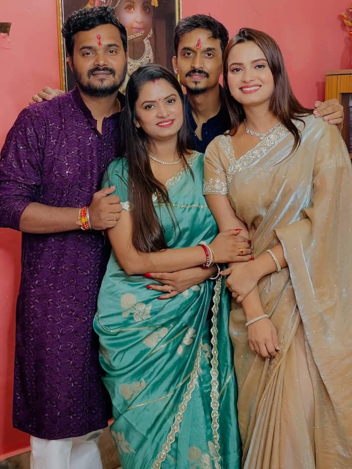 बता दें, नीलम गिरी बलिया में रहने वाली मिडल क्लास फैमिली से बिलॉन्ग करती हैं. एक्ट्रेस के चार भाई-बहन है जिनमें अनीशा ही सबसे बड़ी हैं. सोशल मीडिया पर सभी काफी एक्टिव हैं और वो हमेशा अपने फैमिली मोमेंट शेयर करती रहती हैं.