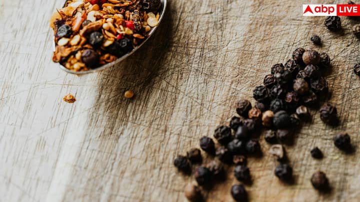 भारी खाना खाने के बाद अक्सर पेट में भारीपन या गैस महसूस होती है. ऐसे में काली मिर्च फायदेमंद है क्योंकि यह पेट में एसिड बनने की प्रक्रिया को बेहतर बनाती है, जिससे खाना आसानी से पच जाता है.