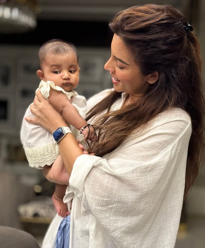 फोटो में शमा सिकंदर अपनी लाडली को गोद में लिए नजर आ रही हैं. तस्वीर को शेयर करते हुए एक्ट्रेस ने कैप्शन में लिखा-मेरी जिंदगी आजकल कुछ ऐसी चल रही है.