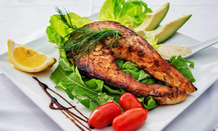 सैल्मन, मैकेरल और सार्डिन जैसी मछलियों में मौजूद ओमेगा 3 फैटी एसिड लिवर में सूजन और फैट के जमाव को रोकते हैं. यह फैटी लिवर डिजीज के खतरे को कम करते हैं और लिवर सेल्स को रिजनरेट करने में मदद करते हैं. ऐसे में हफ्ते में दो बार फैटी फिश खाने से लिवर एंजाइम का लेवल नॉर्मल रहता है.