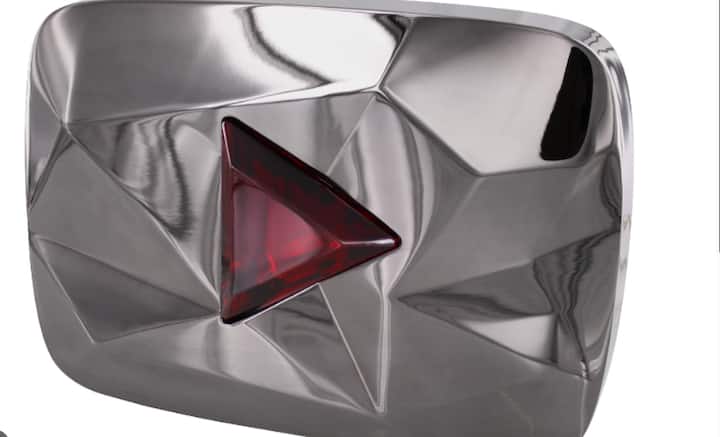 युट्युब आपल्या कंटेंट क्रिएटर्सना त्यांच्या मेहनतीनुसार आणि लोकप्रियतेनुसार विविध पुरस्कार देतो, ज्यांना Play Buttons म्हणतात.