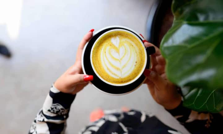 अगर आप फैट कम करने की कोशिश में है तो टर्मरिक कॉफी आपकी हेल्दी डाइट में शामिल की जा सकती है. हल्दी शरीर के मेटाबॉलिज्म को एक्टिव करती है और फैट ब्रेकडाउन को तेज करती है. वहीं कॉफी की कैफीन एनर्जी लेवल बढ़ाकर कैलोरी बर्निंग को आसान बनाती है. ऐसे में सुबह की शुरुआत इस गोल्डन कॉफी से करने पर धीरे-धीरे वजन कम होने में मदद मिलती है.