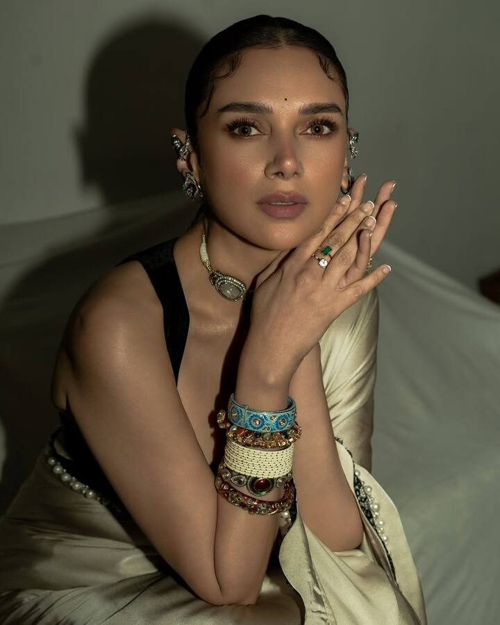 The actress completed her overall look with a sleek bun hairstyle. With this she has applied glossy makeup and subtle lipstick. By using highlighter in her eyes, she made her simple saree look even more classy.