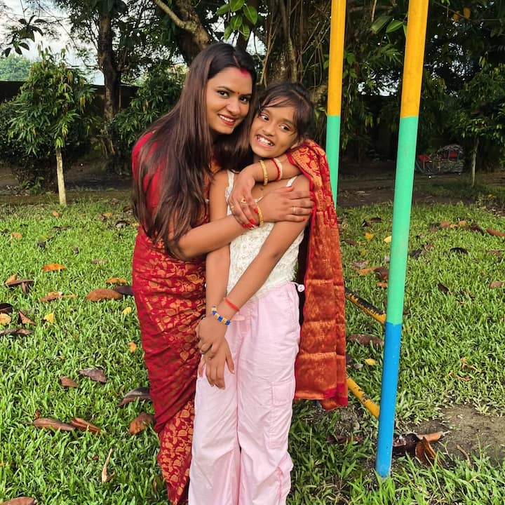 बता दें, नीलम गिरी की बहन अनीशा की शादी हो चुकी है और वो अपने पति के साथ भी अपने क्यूट मोमेंट्स शेयर करती रहती हैं. एक्ट्रेस की बहन की एक बेटी भी हैं जो काफी बढ़िया डांस करती हैं. अनीशा अपनी बेटी की डांस रील भी सोशल मीडिया पर शेयर करती हैं.