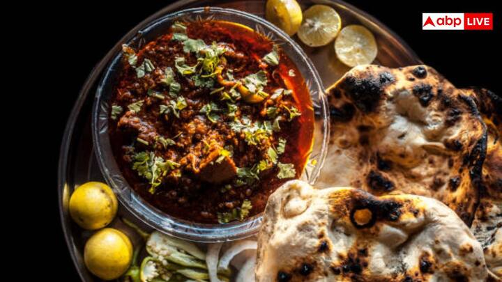 हलाल विधि में जानवर की कंठ शिराओं, श्वास नली और कैरोटिड धमनियों को एक तेज चाकू से तेजी से काट दिया जाता है. इस प्रक्रिया में रीड की हड्डी को बरकरार रखा जाता है. इससे हृदय को पंप करते रहने में मदद मिलती है जिससे ज्यादा से ज्यादा रक्त निकल जाए. हलाल विधि के समर्थकों का मानना है कि इससे आध्यात्मिक और शारीरिक दोनों रूप से ज्यादा स्वच्छ और स्वास्थ्यवर्धक मांस मिलता है.