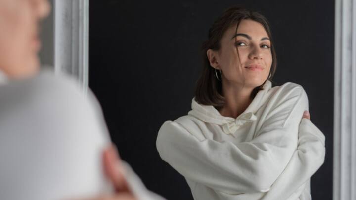 তাঁদের মধ্যে নিজের সঙ্গে অন্যের তুলনা আমরা খারাপ সময়েই করি মূলত। এর নেপথ্য শৈশবের অভিজ্ঞতা, সামাজিক প্রত্যাশা এবং আরও কিছু বিষয় অনুঘটকের কাজ করে। নিজের মধ্যে ভালর চেয়ে খারাপই বেশি দেখতে পাই।