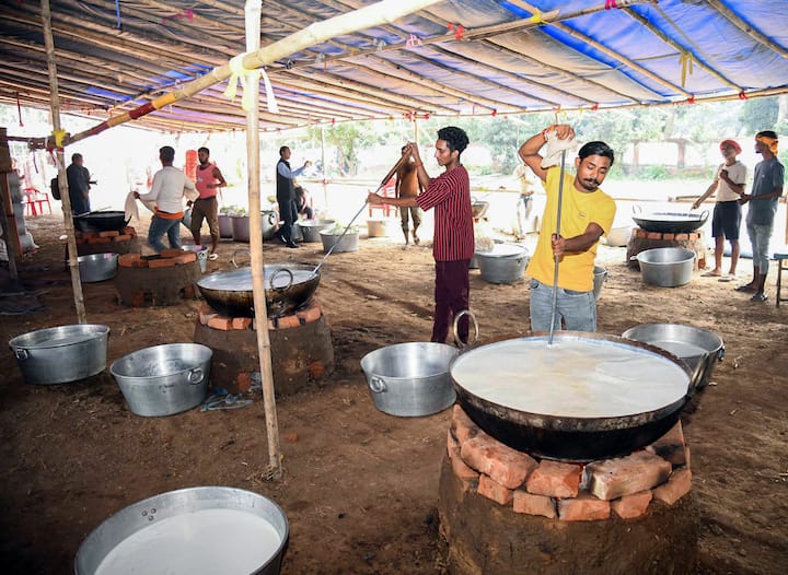 नतीजों से पहले ही अनंत सिंह के यहां जीत की तैयारी चर्चा में है.