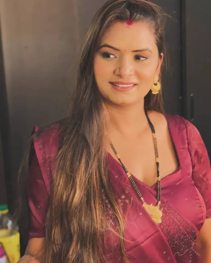 बता दें, नीलम गिरी की बहन अनीशा का फिल्मी पर्दे से कोई ताल्लुक नहीं हैं लेकिन सोशल मीडिया पर वो काफी एक्टिव रहती हैं. इंस्टाग्राम पर हसीना के 9,577 फॉलोवर्स हैं जो उनके पोस्ट्स पर अपना रिएक्शन शेयर करते रहते हैं.