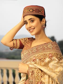 पहाड़ी टोपी-हैवी साड़ी और चेहरे का नूर, टीवी की नायरा का गॉर्जियस अंदाज