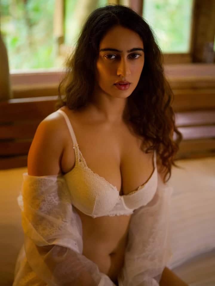 આ તસવીરોમાં તેનો બોલ્ડ અને હોટ અંદાજ જોઈને ચાહકો ચોંકી ગયા છે. ખુલ્લા વાળ અને કિલર પોઝ સાથેની આ તસવીરો પર ચાહકો હાર્ટ  અને ફાયરના ઇમોજી સાથે જોરદાર કમેન્ટ કરી રહ્યા છે.