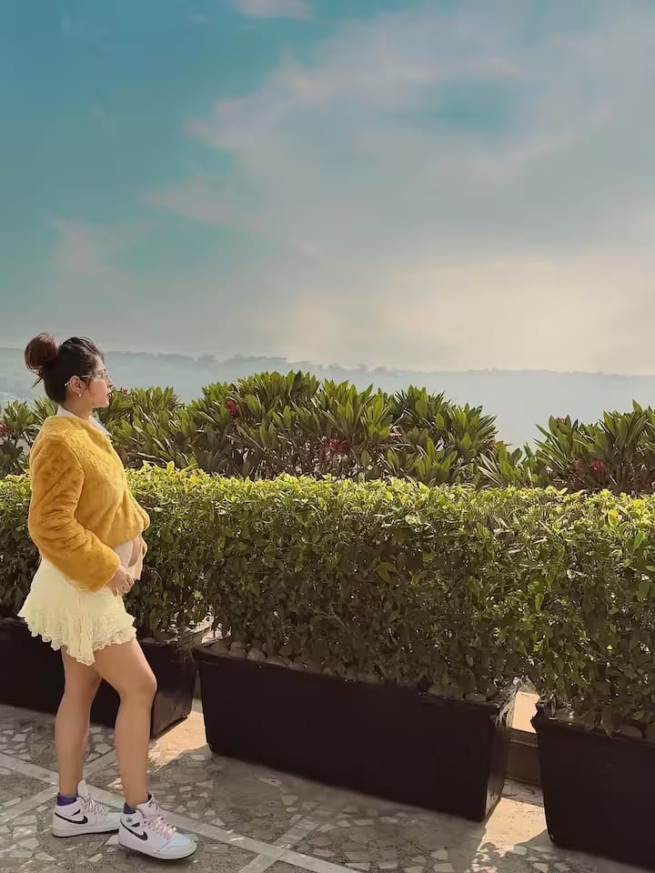 एक्ट्रेस के लुक की बात करें तो उन्होंने व्हाइट शर्ट के साथ शॉर्ट स्कर्ट पहनी हुई है, जिसके साथ उन्होंने येलो जैकेट पहनी हुई है। साथ ही पतला मेकअप और बन बनाए हुए एक्ट्रेस बेहद खूबसूरत लग रही हैं।