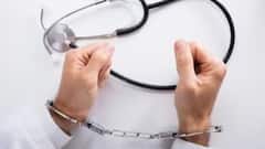 అనారోగ్యంతో వస్తే మహిళపై లైంగికదాడి - వీడియోలో రికార్డయిన బెంగళూరు డాక్టర్ నిర్వాకం