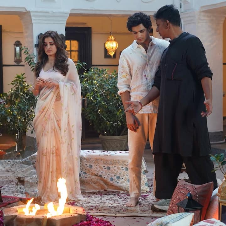 एक्ट्रेस ने अपकमिंग प्रोजेक्ट 'लयकी लयका' के सेट से कई पिक्चर्स फैंस के साथ शेयर किया है. इन वायरल फोटोज में बॉलीवुड के दोनों यंग एक्टर्स रोमांटिक पोज देते हुए नजर आ रहे हैं. फैंस भी इस फ्रेश जोड़ी को साथ में देखने के लिए बेताब हैं.