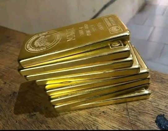 जर तुम्हाला क्लासिक आणि एलिगंट गिफ्ट द्यायचं असेल, तर 1 ते 2 ग्रॅम सोन्याचं छोटं पण आकर्षक दागिना सेट देऊ शकता.