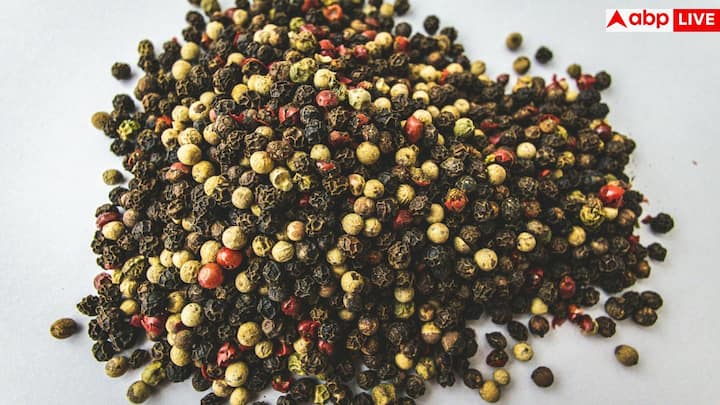 काली मिर्च इम्यून सिस्टम को भी मजबूत बनाती है. इसमें मौजूद विटामिन C और अन्य पोषक तत्व शरीर की रोग प्रतिरोधक क्षमता बढ़ाते हैं, जिससे छोटी-मोटी बीमारियां आसानी से पास नहीं आतीं.