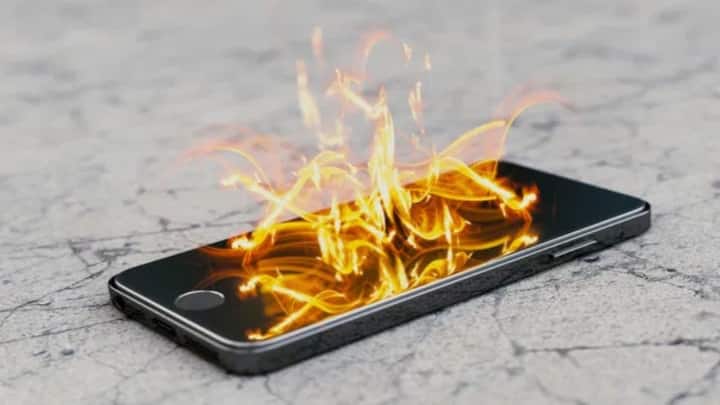 స్మార్ట్ ఫోన్ ఎంత అవసరమో అంతే తెలివిగా దానిని వాడటం కూడా ముఖ్యం. సరైన ఛార్జర్ వాడటం, వేడి నుంచి రక్షించడం, సమయానికి మరమ్మతులు చేయించడం. ఈ చిన్న చిన్న విషయాలపై శ్రద్ధతో మీ ఫోన్ ఎక్కువ కాలం మన్నుతుంది. ప్రమాదం జరిగే భయం కూడా ఉండదు.