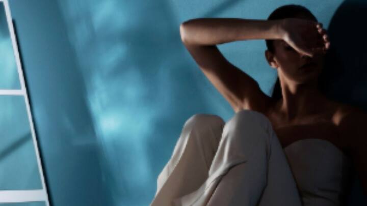 হঠাৎ করে সম্পর্ক ভাঙলেও নিজের প্রতি করুণা হয়। নিজের খুঁত বের করতে বসি আমরা। মনে হয়, কোথায় খামতি রয়ে গেল যে তাঁকে ধরে রাখতে পারলাম না। কিন্তু মনে রাখতে হবে, জীবনে কোনও কিছুই স্থায়ী নয়। এক একজন জীবনে আসেন, আবার চলেও যান। সকলে থেকে যাবেন, এমনটা দস্তুর নয়।