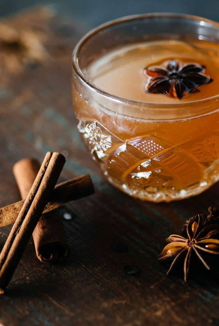 एका पातेल्यात पाणी गरम करा. त्यात चक्रफुलं टाका आणि त्यांना मंद आचेवर 5 ते 7 मिनिटं उकळू द्या.