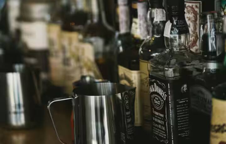 ਸ਼ਰਾਬ ਦੀਆਂ ਕੀਮਤਾਂ ਇਸ ਲਈ ਘਟਾਈਆਂ ਗਈਆਂ ਹਨ ਕਿਉਂਕਿ ਸਰਕਾਰ ਸਮਝਦੀ ਹੈ ਕਿ ਇਹ ਵਰਗ ਜ਼ਿਆਦਾ ਖਰਚ ਨਹੀਂ ਕਰ ਸਕਦਾ। ਇੱਕ ਹੋਰ ਮਹੱਤਵਪੂਰਨ ਪਹਿਲੂ ਪੈਕੇਜਿੰਗ ਅਤੇ ਬ੍ਰਾਂਡਿੰਗ ਹੈ। ਪੂਰਾ ਸ਼ਰਾਬ ਬਾਜ਼ਾਰ ਗਲੈਮਰ, ਬ੍ਰਾਂਡ ਇਮੇਜ, ਮਾਰਕੀਟਿੰਗ ਅਤੇ ਪ੍ਰੀਮੀਅਮ ਕੁਆਲਿਟੀ ਦੁਆਰਾ ਚਲਾਇਆ ਜਾਂਦਾ ਹੈ।