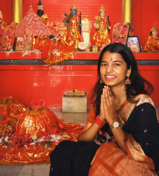 તેના પિતા, રમેશ ઠાકુર, એક સંગીત શિક્ષક છે અને તેની માતા, ભારતી ઠાકુર, એક ગૃહિણી છે. મૈથિલી બાળપણથી જ સંગીતને સમર્પિત છે, અને તેના બે નાના ભાઈઓ, ઋષભ અને અયાચી પણ તેની સાથે પર્ફોર્મ કરે છે.(તમામ તસવીરો maithili thakur -FB)