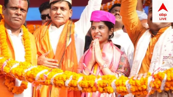 তাঁকে নির্বাচনে দাঁড় করিয়ে বড় চমক দিয়েছিল বিজেপি। মৈথিলী ঠাকুর। এবার ২৫ বছরের এই তরুণীই আলিনগর থেকে ভোটে জিতলেন। হয়ে গেলেন বিজেপির সবচেয়ে কম বয়সি বিধায়ক।