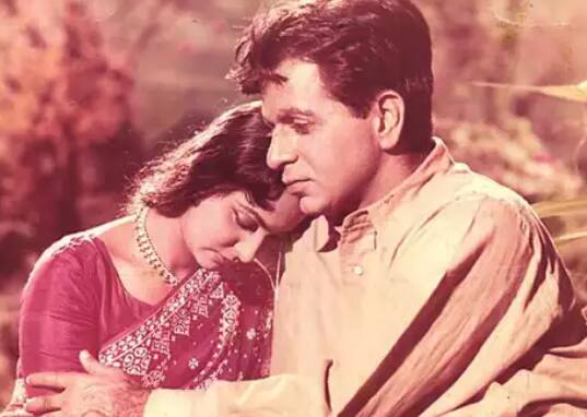 Let us tell you that Kamini's relationship with actor Dilip Kumar was much talked about. She used to be Dilip's first love.