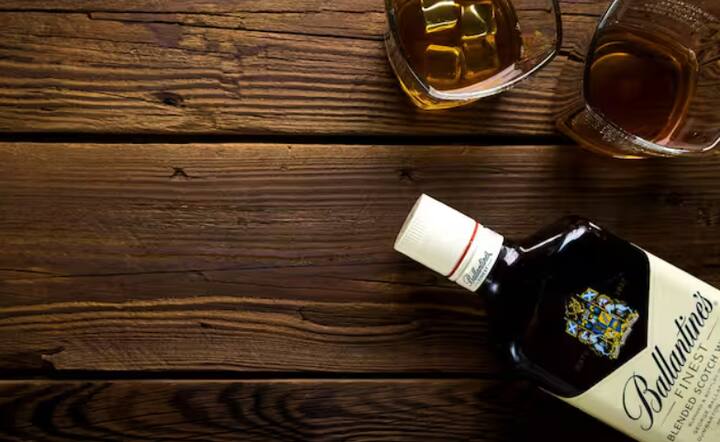 ਤੀਜਾ ਕਾਰਨ ਬਾਜ਼ਾਰ ਹੈ। ਵਿਦੇਸ਼ੀ ਸ਼ਰਾਬ ਮੱਧ ਅਤੇ ਜ਼ਿਆਦਾ ਆਮਦਨ ਵਾਲਿਆਂ ਨੂੰ ਵੇਚੀ ਜਾਂਦੀ ਹੈ, ਜੋ ਪ੍ਰੀਮੀਅਮ ਪ੍ਰੋਡਕਟ ਲਈ ਜ਼ਿਆਦਾ ਕੀਮਤ ਅਦਾ ਕਰਨ ਲਈ ਤਿਆਰ ਹੁੰਦੇ ਹਨ। ਜਦੋਂ ਕਿ ਭਾਰਤੀ ਸ਼ਰਾਬ ਮੁੱਖ ਤੌਰ 'ਤੇ ਮਜ਼ਦੂਰ ਵਰਗ ਜਾਂ ਘੱਟ ਆਮਦਨੀ ਸਮੂਹਾਂ ਨੂੰ ਵੇਚੀ ਜਾਂਦੀ ਹੈ, ਇਸਦੀ ਕੀਮਤ ਨੂੰ ਇਹ ਯਕੀਨੀ ਬਣਾਉਣ ਲਈ ਨਿਯੰਤਰਿਤ ਕੀਤਾ ਜਾਂਦਾ ਹੈ ਕਿ ਇਹ ਆਸਾਨੀ ਨਾਲ ਮਿਲ ਸਕੇ।