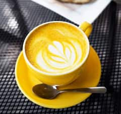 Turmeric Coffee Benefits : कोफी मध्ये सुद्धा हळद घालतात! जाणून घेऊया त्याचे  फायदे...