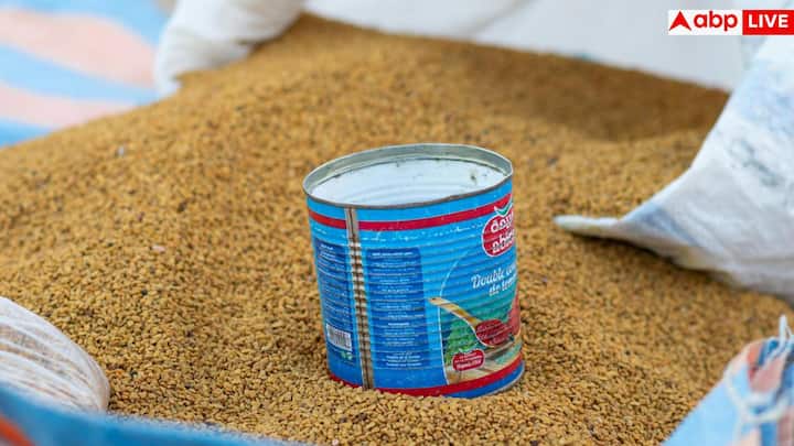 1–2 चम्मच मेथी रात में एक छोटे कटोरे में पानी के साथ भिगो दें. अगर स्वाद तेज़ लगे, तो इसे गुनगुने पानी या थोड़ा शहद मिलाकर भी लिया जा सकता है. ध्यान रखें दो चम्मच से अधिक न लें, वरना ज्यादा फाइबर पेट में परेशानी कर सकता है. सुबह खाली पेट दाने अच्छी तरह चबाकर खाएं और बचा हुआ पानी भी पी लें.