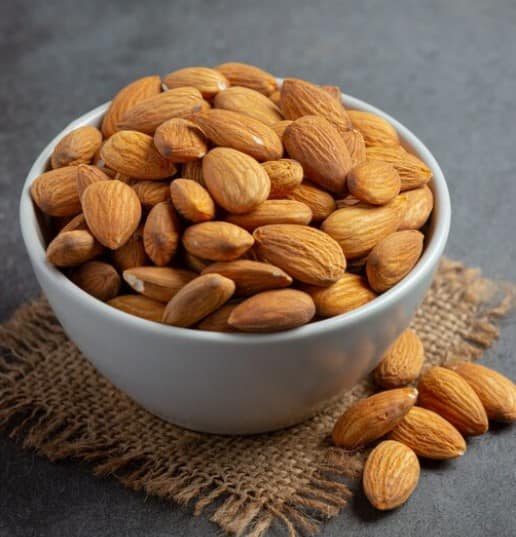 ਤੁਸੀਂ ਛਿੱਲੇ ਹੋਏ ਬਾਦਾਮਾਂ ਨੂੰ ਪੀਸ ਕੇ ਦੁੱਧ ਵਿੱਚ ਮਿਲਾ ਕੇ ਵੀ ਪੀ ਸਕਦੇ ਹੋ। ਇਸ ਤਰੀਕੇ ਨਾਲ ਬਾਦਾਮ ਦੀ ਸਾਰੀ ਪੋਸ਼ਟਿਕਤਾ ਬਿਨਾਂ ਕਿਸੇ ਨੁਕਸਾਨ ਦੇ ਸਰੀਰ ਨੂੰ ਮਿਲਦੀ ਹੈ। ਇਸ ਦੇ ਨਾਲ ਸਵੇਰੇ ਖਾਲੀ ਪੇਟ ਬਾਦਾਮ ਖਾਣ ਨਾਲ ਇਮਿਊਨਿਟੀ ਵਧਦੀ ਹੈ, ਦਿਲ ਦੀ ਸਿਹਤ ਚੰਗੀ ਰਹਿੰਦੀ ਹੈ ਅਤੇ ਦਿਨ ਭਰ ਲਈ ਊਰਜਾ ਮਿਲਦੀ ਹੈ।