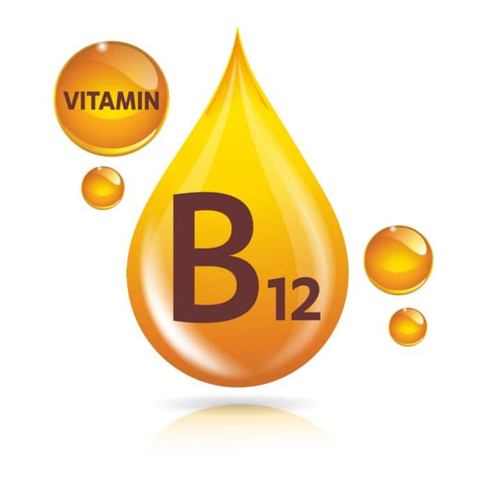 स्मरणशक्ती कमी होणे हे B12 कमी असल्याचे एक सामान्य लक्षण आहे. मेंदूतील पेशी व्यवस्थित कार्य करण्यासाठी B12 सतत आवश्यक असते.