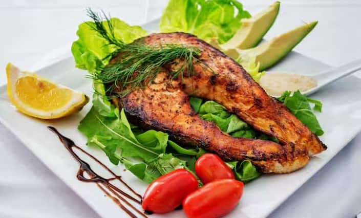 सैल्मन, मैकेरल और सार्डिन जैसी मछलियों में पाए जाने वाले ओमेगा-3 फैटी एसिड लिवर में सूजन और वसा के जमाव को रोकते हैं। ये फैटी लिवर रोग के जोखिम को कम करते हैं और लिवर कोशिकाओं के पुनर्जनन में मदद करते हैं। इसलिए, हफ़्ते में दो बार फैटी मछली खाने से लिवर एंजाइम का स्तर सामान्य रखने में मदद मिल सकती है।