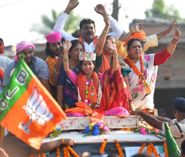 અલીનગરમાં મતગણતરીના 25મા અને અંતિમ રાઉન્ડમાં  મૈથિલી ઠાકુર 84,915 મતો સાથે વિજયી બન્યા, જ્યારે આરજેડી ઉમેદવાર બિનોદ મિશ્રા 73,185 મતો સાથે બીજા ક્રમે રહ્યા.