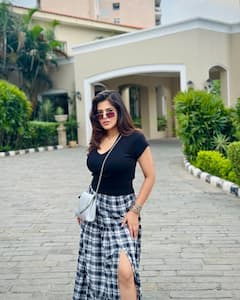 मृदुल तिवारी की बहन की 10 तस्वीरें, ग्लैमर और स्टाइल में जाह्नवी और अनन्या से हैं चार कदम आगे