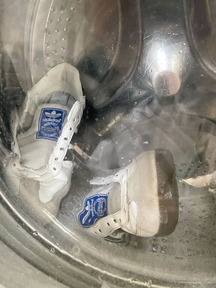 आजच्या धावपळीच्या जीवनात प्रत्येकजण वेळ वाचवण्याचा प्रयत्न करतो. त्यामुळे बरेचदा लोक त्यांचे बूट कपड्यांप्रमाणेच वॉशिंग मशीनमध्ये धुतात. वॉशिंग मशीनमध्ये बूट धुतले जातात, पण ते धुवायला टाकताना विशेष काळजी घेणं गरजेचं आहे.