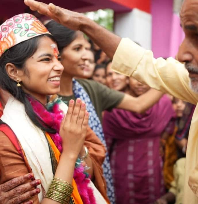 લગભગ એક દાયકા પહેલા જ્યારે બિહારની એક કિશોરીએ પોતાના સુરીલા અવાજથી સંગીતની દુનિયામાં પોતાનું નામ બનાવવાનું શરૂ કર્યું હતું, ત્યારે બહુ ઓછા લોકોએ કલ્પના કરી હશે કે આ જ છોકરી એક દિવસ રાજકારણમાં પ્રવેશ કરશે. લોક ગાયિકામાંથી રાજકારણી બનેલી 25 વર્ષીય મૈથિલી ઠાકુર હવે બિહાર વિધાનસભામાં ચૂંટાયેલી સૌથી નાની ઉંમરની નેતા બની છે, તેણે અલીનગર મતવિસ્તારમાંથી આરજેડીના દિગ્ગજ બિનોદ મિશ્રાને 11,730 મતોથી હરાવ્યા છે.