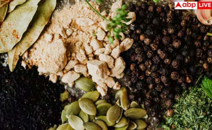 ਜੇਕਰ ਤੁਸੀਂ ਕੁਦਰਤੀ ਤੌਰ 'ਤੇ ਚਮਕਦਾਰ ਚਮੜੀ ਚਾਹੁੰਦੇ ਹੋ, ਤਾਂ ਕਾਲੀ ਮਿਰਚ ਤੁਹਾਡੀ ਮਦਦ ਕਰ ਸਕਦੀ ਹੈ। ਇਸ ਦੇ ਐਂਟੀਆਕਸੀਡੈਂਟ ਅਤੇ ਐਂਟੀ-ਇਨਫਲੇਮੇਟਰੀ ਗੁਣ ਚਿਹਰੇ ਦੀਆਂ ਸਮੱਸਿਆਵਾਂ ਨੂੰ ਘਟਾਉਣ ਅਤੇ ਚਮੜੀ ਦੀ ਚਮਕ ਵਧਾਉਣ ਵਿੱਚ ਮਦਦ ਕਰ ਸਕਦੇ ਹਨ।