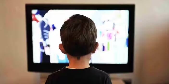 આજકાલના સમયમાં મોબાઈલ ફોન બાળકોના જીવનનો એક અભિન્ન ભાગ બની ગયો છે. રમવા, વાત કરવા અને અભ્યાસ કરવાને બદલે, મોટાભાગના બાળકો કલાકો સુધી વીડિયો કે ગેમ્સમાં ડૂબી રહે છે. આ આદત એટલી જ સામાન્ય બની રહી છે જેટલી ખતરનાક છે, કારણ કે વધુ પડતો સ્ક્રીન ટાઈમ બાળકોના માનસિક વિકાસ, આંખના સ્વાસ્થ્ય અને ઊંઘની ગુણવત્તા પર ગંભીર અસર કરે છે. તેથી, દરેક માતા-પિતા ચિંતા કરે છે કે તેમના બાળકોને તેમના ફોનથી કેવી રીતે દૂર રાખવા.