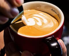 Turmeric Coffee Benefits : कोफी मध्ये सुद्धा हळद घालतात! जाणून घेऊया त्याचे  फायदे...