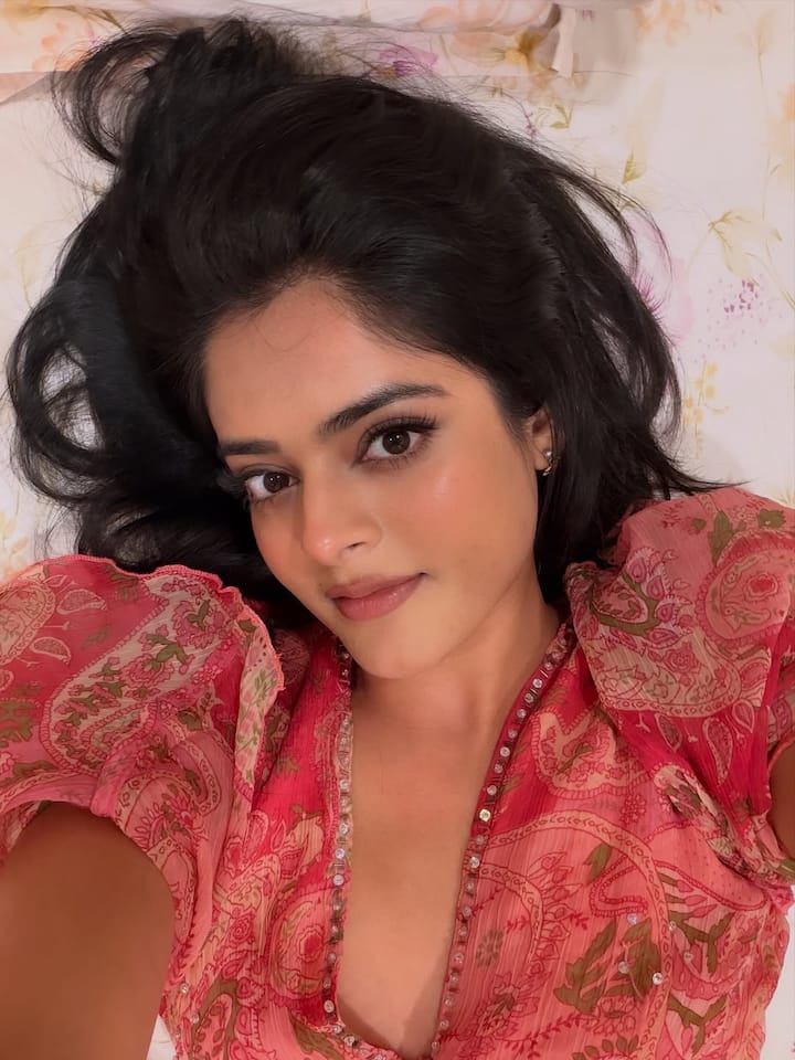 ఇండియాస్ బిగ్గెస్ట్ సూపర్ స్టార్ ప్రభాస్ కథానాయకుడిగా రూపొందుతున్న సినిమాల్లో 'ది రాజా సాబ్' ఒకటి. వచ్చే ఏడాది సంక్రాంతికి విడుదల అవుతోంది. ఆ సినిమాలోని హీరోయిన్లలో రిద్ధి కుమార్ ఒకరు. (Image Courtesy: riddhikumar_/ Instagram)