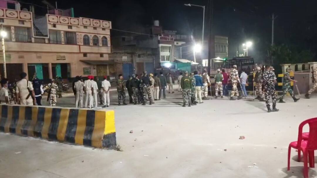 बिहार में मतगणना केंद्र के बाहर बवाल, बस के शीशे तोड़े, फूंक डाली स्कॉर्पियो, कई पुलिसकर्मी घायल Bihar Election Result 2025 Chaos Outside Counting Centre in Kaimur Policemen Injured ANN बिहार में मतगणना केंद्र के बाहर बवाल, बस के शीशे तोड़े, फूंक डाली स्कॉर्पियो, कई पुलिसकर्मी घायल