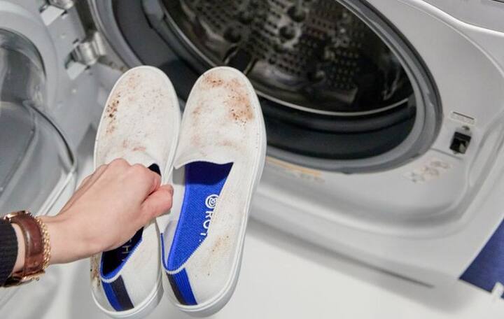 बूट धुतल्यानंतर मशीन रिकामी करून स्वच्छ करावी; यामुळे साचलेली घाण आणि डिटर्जंट निघून जातात आणि मशीन खराब होण्याची शक्यता कमी होते.