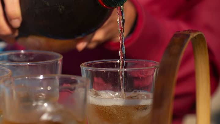 शराब की दुनिया दो हिस्सों में बंटी हुई है, देसी और अंग्रेजी शराब. दिलचस्प बात यह है कि कई लोग बताते हैं कि देसी शराब का असर अंग्रेजी शराब से ज्यादा तेज होता है.  इसके बावजूद अंग्रेजी शराब की कीमत आसमान छूती है, जबकि देसी शराब आम आदमी की जेब में फिट बैठती है. लेकिन यह फर्क सिर्फ ‘नशे’ का नहीं, बल्कि नीतियों, टैक्स, बाजार और ब्रांडिंग का खेल है.