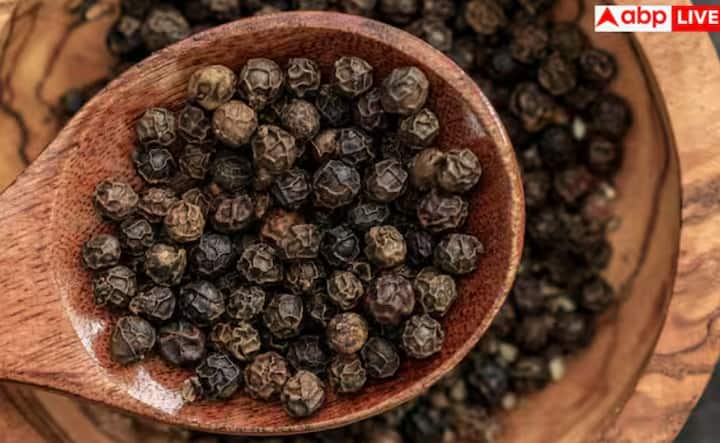 ਕਾਲੀ ਮਿਰਚ ਐਂਟੀਆਕਸੀਡੈਂਟਸ ਨਾਲ ਭਰਪੂਰ ਹੁੰਦੀ ਹੈ ਜੋ ਸਰੀਰ ਵਿੱਚ ਫ੍ਰੀ ਰੈਡੀਕਲਸ ਨੂੰ ਘਟਾਉਣ ਵਿੱਚ ਮਦਦ ਕਰਦੀ ਹੈ, ਸੈੱਲਾਂ ਨੂੰ ਨੁਕਸਾਨ ਤੋਂ ਬਚਾਉਂਦੀ ਹੈ ਅਤੇ ਉਮਰ ਵਧਣ ਦੇ ਪ੍ਰਭਾਵਾਂ ਨੂੰ ਹੌਲੀ ਕਰਦੀ ਹੈ।