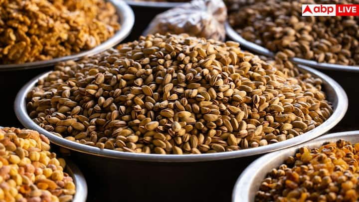 ज्यादातर लोग मेथी को पेट की समस्याओं के लिए खाते हैं, मेथी में मौजूद घुलनशील फाइबर पानी सोखकर जेल जैसा रूप ले लेता है, जो पाचन को आसान बनाता है. इसके नियमित सेवन से कब्ज में राहत, पेट की जलन कम, ब्लोटिंग घटती है और सुबह की एसिडिटी में आराम मिलता है.