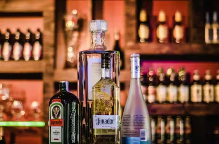 ਵਿਦੇਸ਼ੀ ਸ਼ਰਾਬ ਦੀ ਇੱਕ ਬੋਤਲ ਦੀ ਕੀਮਤ ਦਾ ਵੱਡਾ ਹਿੱਸਾ ਟੈਕਸਾਂ 'ਤੇ ਖਰਚ ਹੁੰਦਾ ਹੈ। ਇਸਦੇ ਉਲਟ, ਦੇਸੀ ਸ਼ਰਾਬ 'ਤੇ ਘੱਟ ਟੈਕਸ ਲਗਾਇਆ ਜਾਂਦਾ ਹੈ, ਜਿਸ ਕਰਕੇ ਆਮ ਲੋਕ ਇਸ ਨੂੰ ਆਸਾਨੀ ਨਾਲ ਖਰੀਦ ਸਕਦੇ ਹਨ।