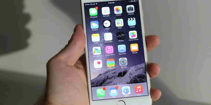 2014 में लॉन्च हुई आईफोन 6 सीरीज़ ने बाजार में भारी हलचल मचा दी. पहली बार ऐपल ने बड़े डिस्प्ले वाला फोन पेश किया जिसने युवाओं को खूब आकर्षित किया. इसके कैमरे, तेज प्रोसेसर और प्रीमियम डिजाइन ने इसे दुनिया भर में हिट बना दिया. शॉट ऑन आईफोन कैंपेन ने इसकी लोकप्रियता को और बढ़ाया. इस सीरीज़ की बिक्री 22 करोड़ यूनिट से पार चली गई थी जो आज भी एक रिकॉर्ड है.