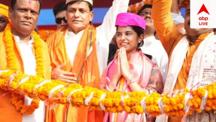 মাত্র ৪ বছর বয়সে সঙ্গীতিশক্ষায় হাতেখড়ি মৈথিলীর। বাড়িতেই গানের পরিমণ্ডল ছিল। ১০ বছর বয়স থেকে বিভিন্ন অনুষ্ঠান ও জাগরণে গান গাওয়া শুরু করে সে।