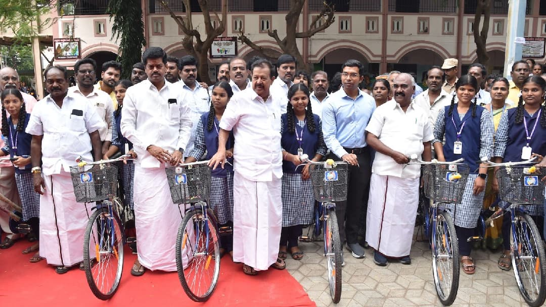 குஷியில் மாணவர்கள்! இலவச மிதிவண்டி திட்டம் துவக்கம்! 16,920 மாணவர்களுக்கு மகிழ்ச்சி!